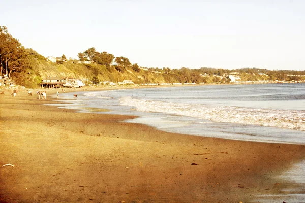 Sea surf med blått vatten och skum — Stockfoto