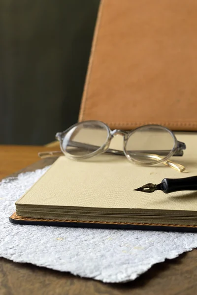 Concepto Busines con gafas retro, cuaderno, pluma de tinta —  Fotos de Stock