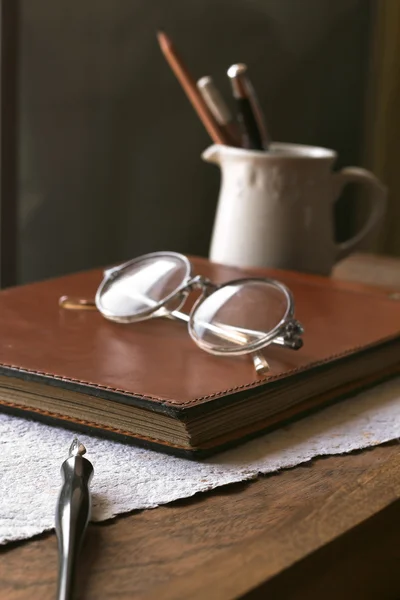 Affärs koncept med retro glasögon, notebook, bläckpenna Royaltyfria Stockfoton