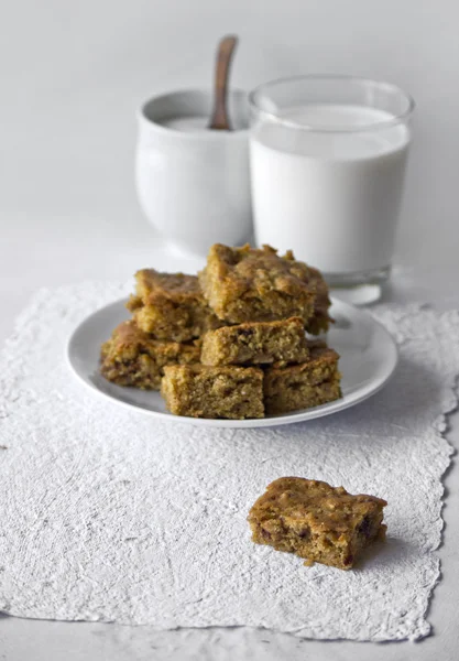 Latte fresco sano e biscotti — Foto Stock