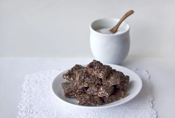 Pastel de chocolate hecho en casa en un plato —  Fotos de Stock