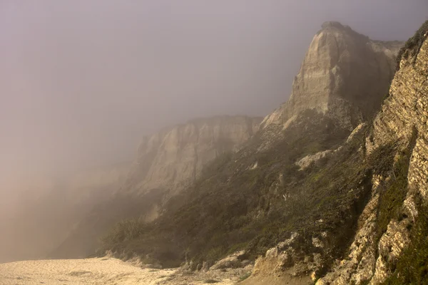 Mist over rotsen en bergen — Stockfoto