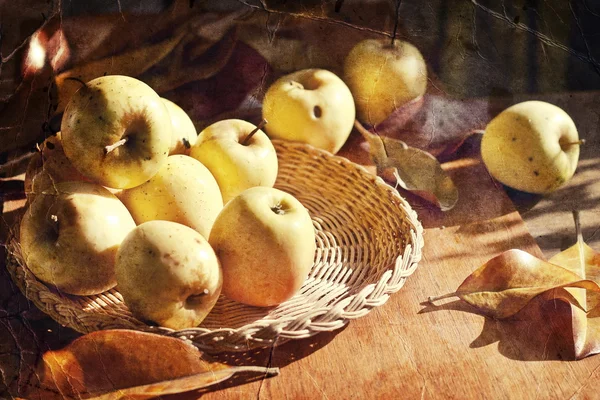 Фон Дня благодарения с яблоками и листьями — стоковое фото