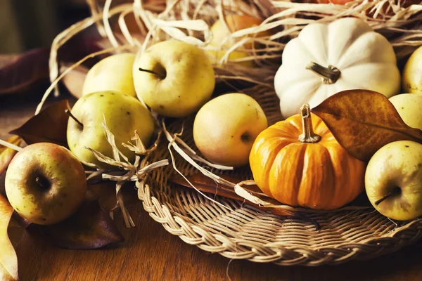感恩节背景用南瓜和苹果。复古卡 — 图库照片