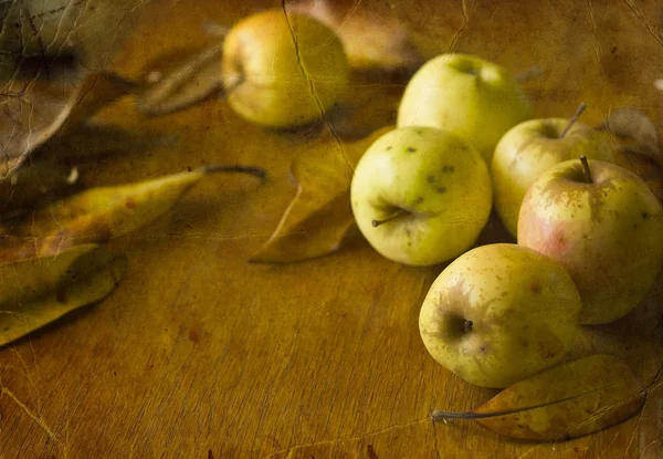 Фон Дня благодарения с яблоками и листьями — стоковое фото