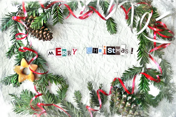 Fond de Noël avec biscuits, branches de sapin et flocons de neige — Photo