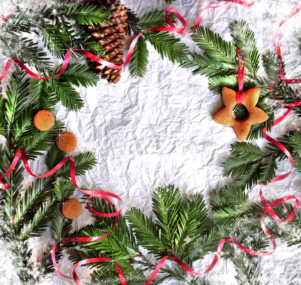 Fond de Noël avec biscuits, branches de sapin et flocons de neige — Photo