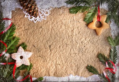 Çerezler, köknar ağacı dalları ve kar tanesi Noel arka plan