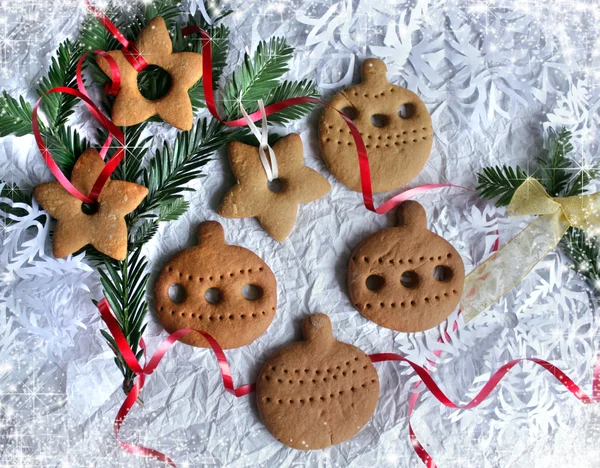 Sfondo natalizio con biscotti, rami di abete e fiocco di neve — Foto Stock