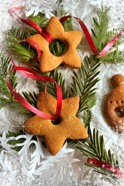 Fond de Noël avec biscuits, branches de sapin et flocons de neige — Photo