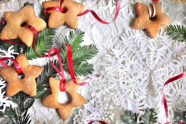 Sfondo natalizio con biscotti, rami di abete e fiocco di neve — Foto Stock