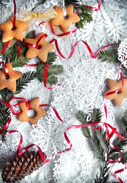Çerezler, köknar ağacı dalları ve kar tanesi Noel arka plan — Stok fotoğraf