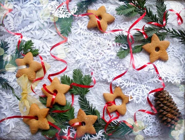 Fond de Noël avec biscuits, branches de sapin et flocons de neige — Photo