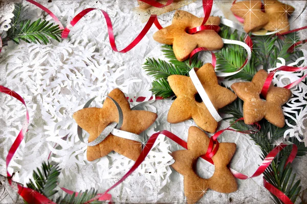 Jul bakgrund med cookies, fir-trädgrenar och snöflinga — Stockfoto