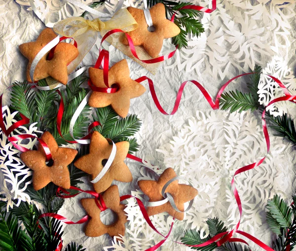 Sfondo natalizio con biscotti, rami di abete e fiocco di neve — Foto Stock