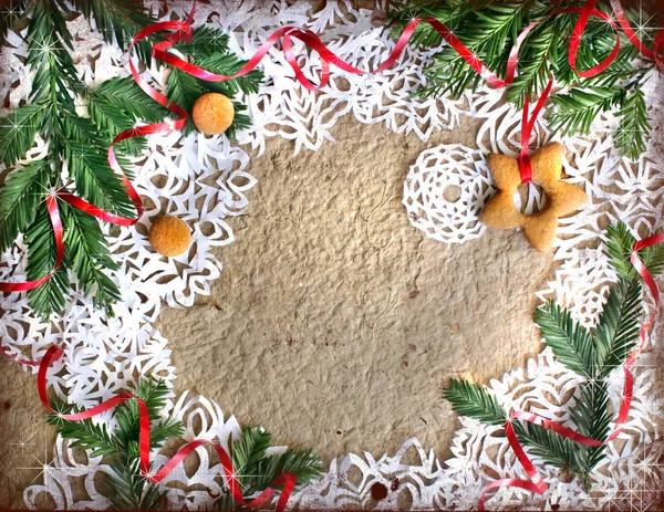 クリスマス クッキー、モミの木の枝と雪の結晶の背景 — ストック写真