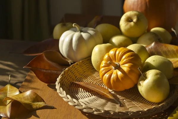Acción de Gracias Fondo con calabazas y manzanas. Tarjeta retro —  Fotos de Stock