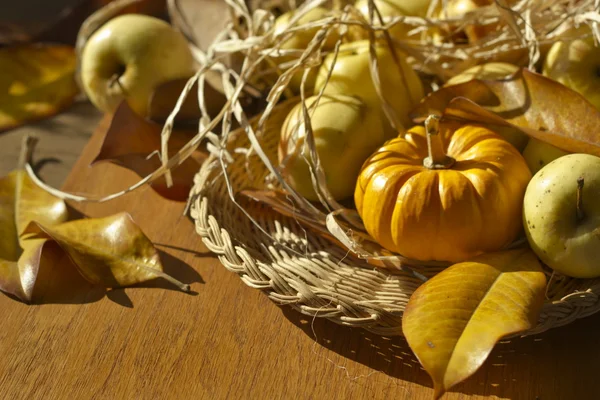 Erntedank mit Kürbissen und Äpfeln. Retro-Karte — Stockfoto