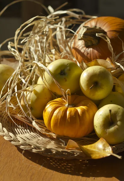 Acción de Gracias Fondo con calabazas y manzanas. Tarjeta retro — Foto de Stock