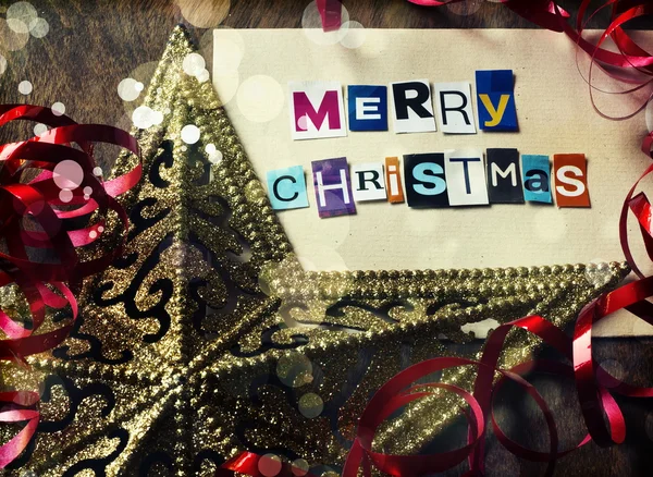 Рождественские украшения с поздравительной открыткой — стоковое фото