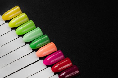 Beyaz arka planda çok renkli tırnak uçları. Tırnaklar için manikür örneği. Çivi renk örnekleriyle palet. 