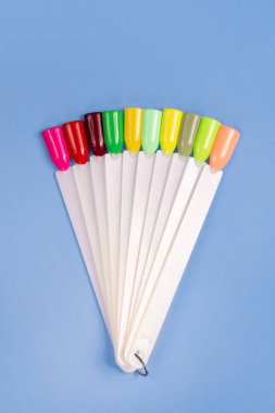 Beyaz arka planda çok renkli tırnak uçları. Tırnaklar için manikür örneği. Çivi renk örnekleriyle palet. 