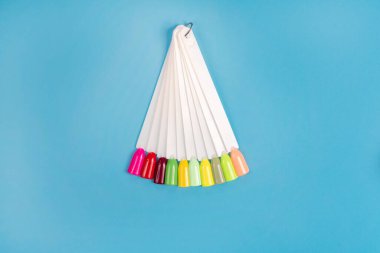 Beyaz arka planda çok renkli tırnak uçları. Tırnaklar için manikür örneği. Çivi renk örnekleriyle palet. 