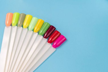 Beyaz arka planda çok renkli tırnak uçları. Tırnaklar için manikür örneği. Çivi renk örnekleriyle palet. 