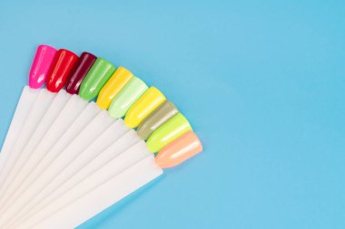 Beyaz arka planda çok renkli tırnak uçları. Tırnaklar için manikür örneği. Çivi renk örnekleriyle palet. 