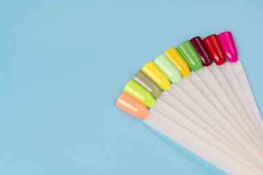 Beyaz arka planda çok renkli tırnak uçları. Tırnaklar için manikür örneği. Çivi renk örnekleriyle palet. 