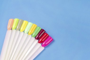 Beyaz arka planda çok renkli tırnak uçları. Tırnaklar için manikür örneği. Çivi renk örnekleriyle palet. 