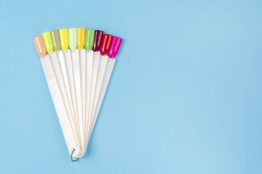 Beyaz arka planda çok renkli tırnak uçları. Tırnaklar için manikür örneği. Çivi renk örnekleriyle palet. 