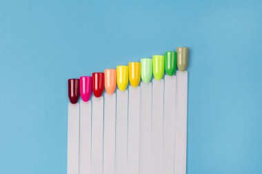 Beyaz arka planda çok renkli tırnak uçları. Tırnaklar için manikür örneği. Çivi renk örnekleriyle palet. 