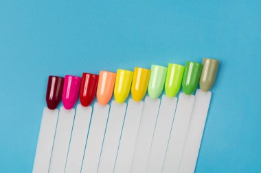 Beyaz arka planda çok renkli tırnak uçları. Tırnaklar için manikür örneği. Çivi renk örnekleriyle palet. 