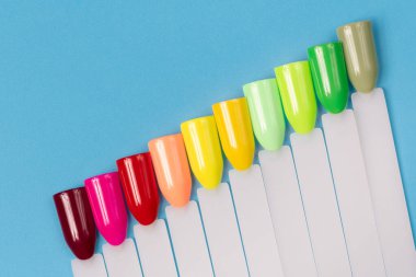 Beyaz arka planda çok renkli tırnak uçları. Tırnaklar için manikür örneği. Çivi renk örnekleriyle palet. 