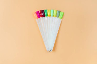 Beyaz arka planda çok renkli tırnak uçları. Tırnaklar için manikür örneği. Çivi renk örnekleriyle palet. 