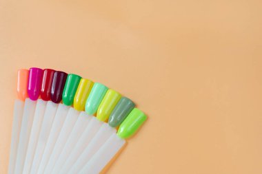 Beyaz arka planda çok renkli tırnak uçları. Tırnaklar için manikür örneği. Çivi renk örnekleriyle palet. 