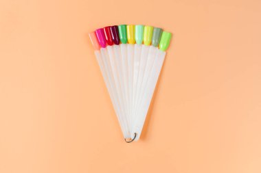 Beyaz arka planda çok renkli tırnak uçları. Tırnaklar için manikür örneği. Çivi renk örnekleriyle palet. 