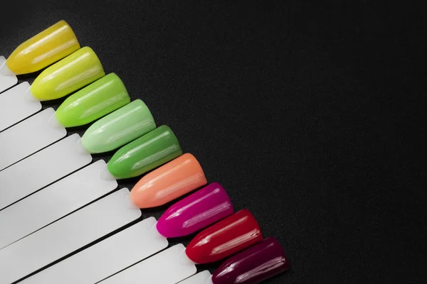 Beyaz arka planda çok renkli tırnak uçları. Tırnaklar için manikür örneği. Çivi renk örnekleriyle palet. 