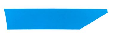 Beyaz arka planda izole edilmiş mavi izolasyon bandı parçaları. Yapıştırıcı bant