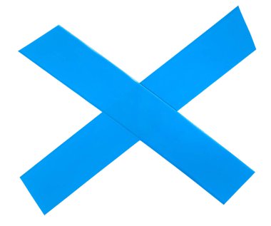 Beyaz arka planda izole edilmiş mavi izolasyon bandı parçaları. Yapıştırıcı bant