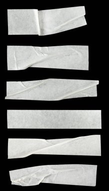 Siyah arka planda izole edilmiş beyaz selobant parçaları. Şeritleri maskeleme bandı olarak ayarla. Teyp yalıtılıyor