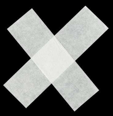 Siyah arka planda izole edilmiş beyaz koli bandı parçaları. Koli bandı şeritleri. Teyp yalıtılıyor