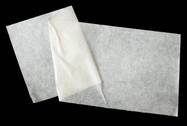 Siyah arka planda izole edilmiş beyaz koli bandı parçaları. Koli bandı şeritleri. Teyp yalıtılıyor