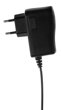 Avrupa elektrik prizi beyaz arka planda izole edildi. Fişi olan siyah güç kablosu. Güç kablosu yakın plan