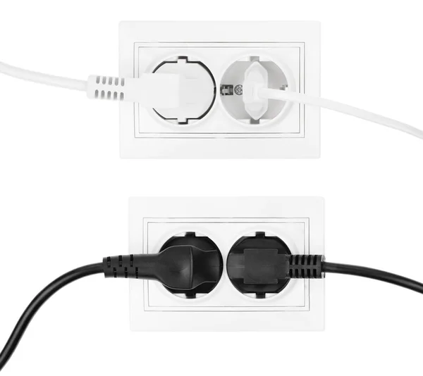 유럽의 플러그는 흰색에 분리되어 있습니다 바탕에 소켓에 전선을 연결하는 — 스톡 사진