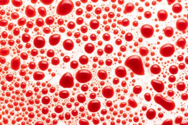 Beyaz arka planda kanlı damlalar. Kırmızı suda kabarcıklar