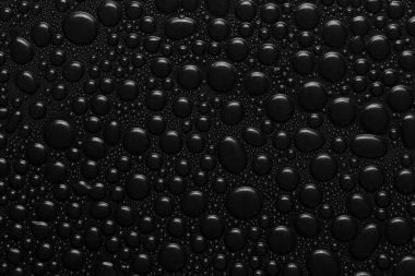 Siyah arkaplan dokusuna su damlaları. Su damlalarıyla kaplı koyu renk bir arka plan camı. Suda siyah kabarcıklar