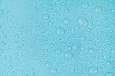 Mavi arkaplan dokusuna su damlaları. Arkaplan camı su damlalarıyla kaplı. Sudaki kabarcıklar