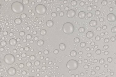 Beyaz arkaplan dokusuna su damlaları. Arkaplan camı su damlalarıyla kaplı. Sudaki gri kabarcıklar